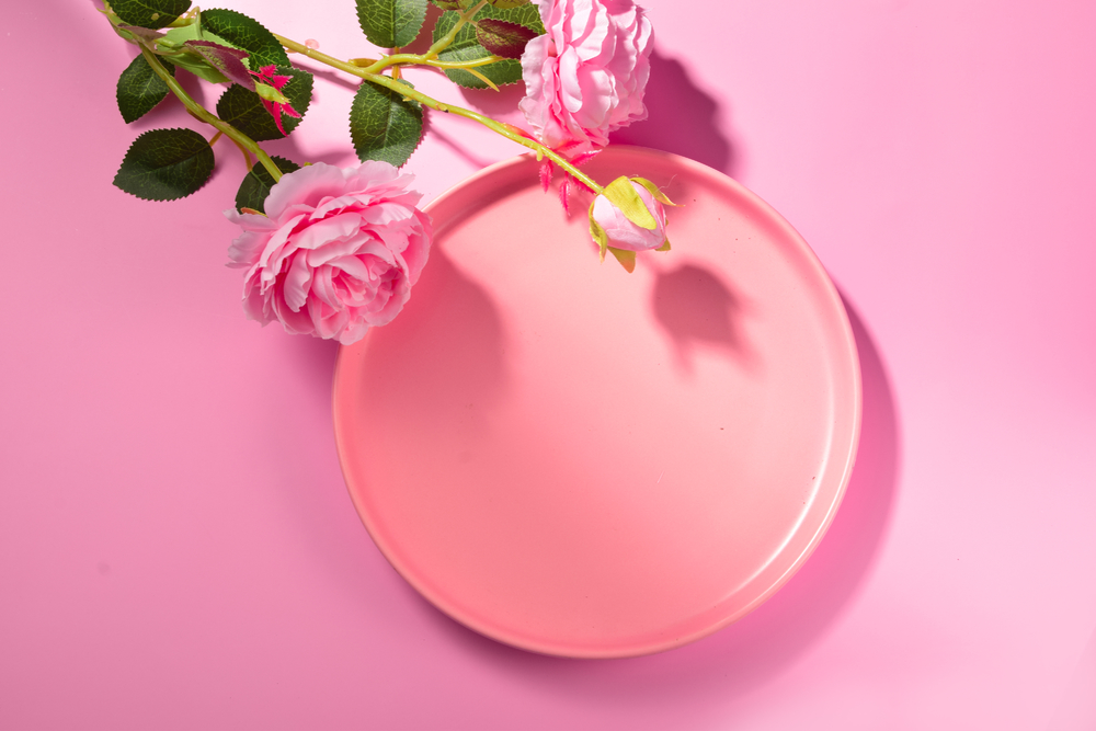 粉色盘子花朵花卉产品展示设计主图背景